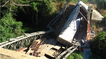 The overloaded truck that caused the collapse of Song Ui Bridge (Photo: Tuoi Tre)